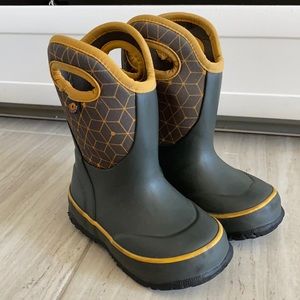 Bogs toddler 7 thermal boots. Good for VERY cold days!